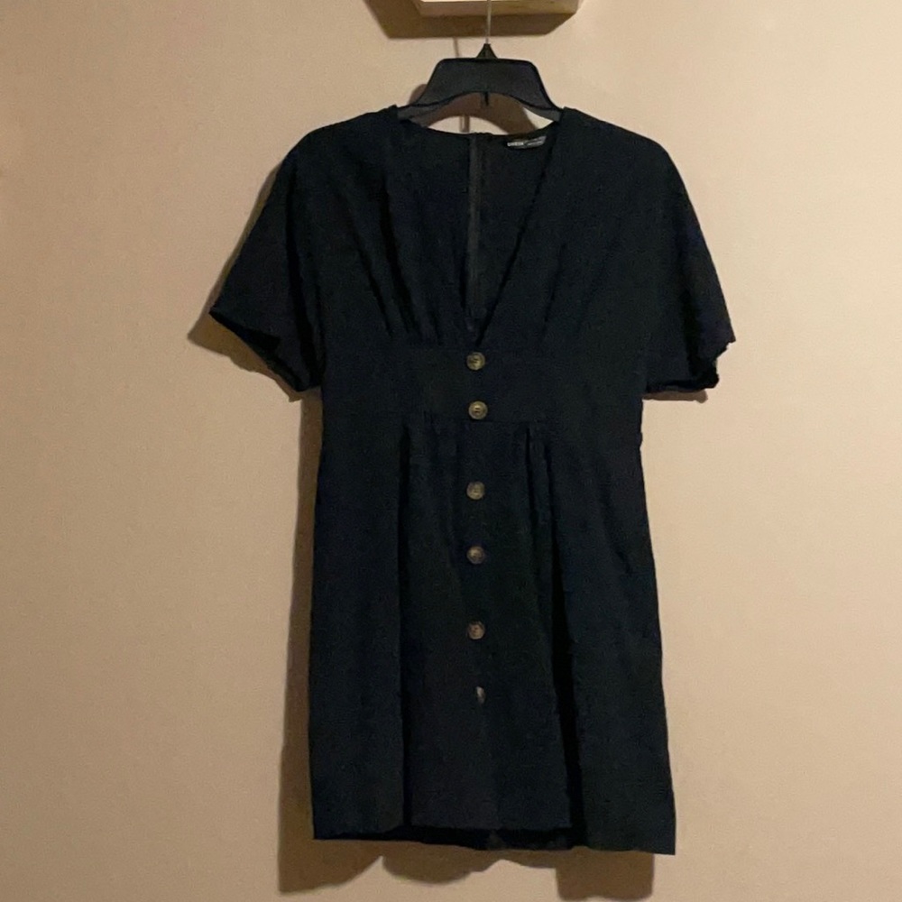Size large. Linen material. Low front, slowly sleeves.
